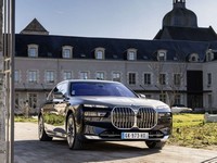 Berline de luxe noire de profil